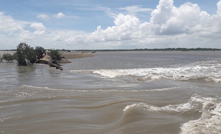 সাতক্ষীরার শ্যামনগরে খোলপেটুয়ার বাঁধ ভেঙ্গে ৫গ্রামের নিম্নাঞ্চল প্লাবিত