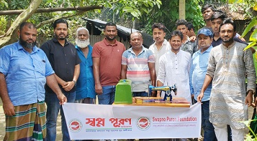 চৌদ্দগ্রামে অসহায় পরিবারের মাঝে সেলাই মেশিন বিতরণ