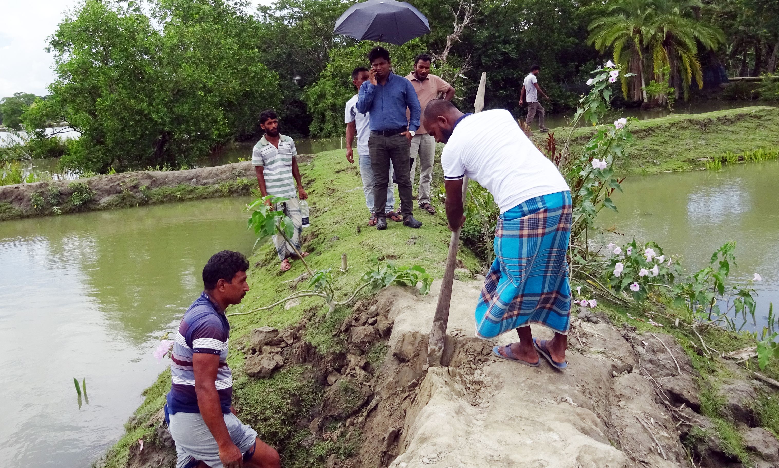 মোড়েলগঞ্জে অবৈধ বাঁধ কেটে পানি চলাচল উন্মুক্ত করলেন এ্যাসিল্যান্ড