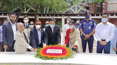 বঙ্গবন্ধুর সমাধিতে বাংলাদেশে নিযুক্ত ভিয়েতনামের রাষ্ট্রদূতের শ্রদ্ধা