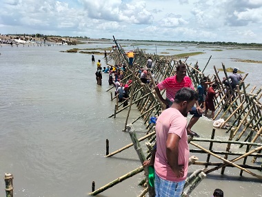 শ্যামনগরের দুর্গাবাটিতে বেড়িবাঁধের ভাঙ্গন পয়েন্টে বিকল্প রিং বাঁধ‌'র ৭০ ভাগ কাজ শেষ