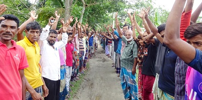 ‘বাঁধ কাটা হবে না,‘লবণ পানি চাইনা’ মোড়েলগঞ্জের তেলিগাতিতে বিক্ষোভ
