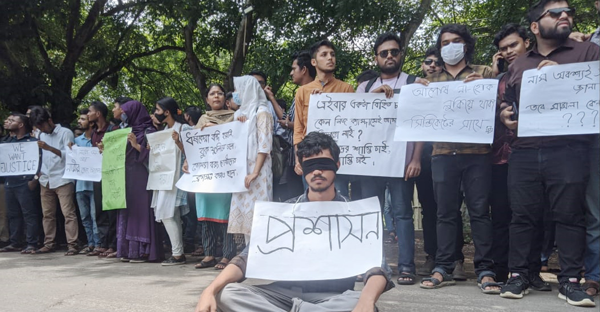 ছাত্রী হেনস্তা: নিরাপদ ক্যাম্পাসের দাবিতে চবিতে দিনভর বিক্ষোভ