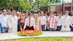 টুঙ্গিপাড়ায় বঙ্গবন্ধুর সমাধিতে বিএসএমএমইউ ভিসির শ্রদ্ধা