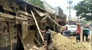 ফরিদপুরে অবৈধ স্থাপনা অভিযান : গুড়িয়ে দিলেন ইউএনও