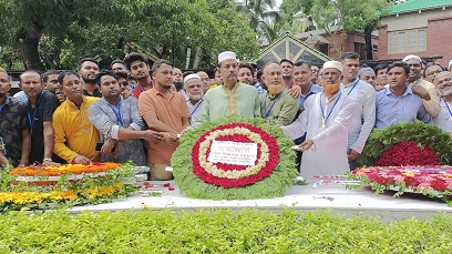 বঙ্গবন্ধুর সমাধিতে চৌদ্দগ্রাম ফাউন্ডেশনের পক্ষে সাবেক মেয়রের শ্রদ্ধা