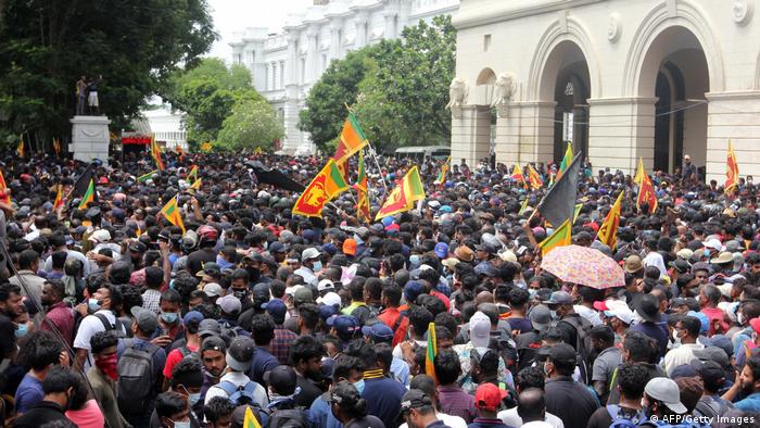প্রেসিডেন্ট ভবনে চুরির ঘটনায়  শ্রীলঙ্কার  গ্রেপ্তার ৩
