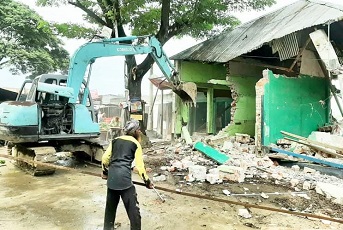 ফরিদপুরের চরভদ্রাসনে অবৈধ স্থাপনা উচ্ছেদ