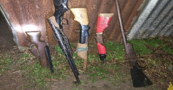 নোয়াখালীতে রাস্তার পাশে মিললো ৫টি পাইপগান, ৬টি কিরিচ