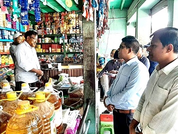 ফরিদপুরের চরভদ্রাসনে তেলের দাম নিয়ন্ত্রনে ভ্রাম্যমাণ আদালতে জরিমানা