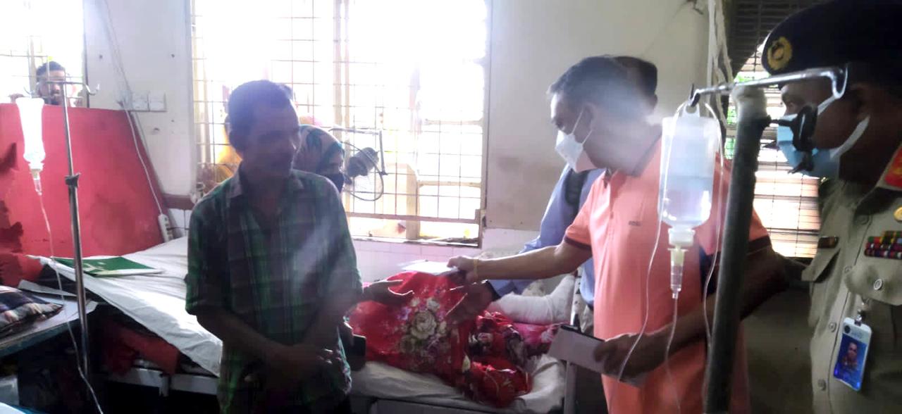 মিরসরাইয়ে ট্রেনের ধাক্কায় আহতদের পাশে দাঁড়ালেন নোয়াখালীর এমপি একরাম