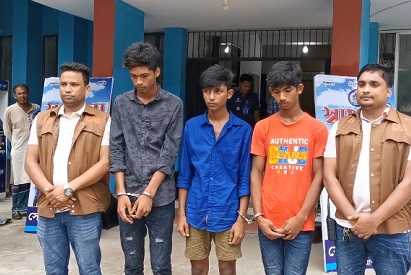 অস্ত্র বেচাকেনাকালে কিশোর গ্যাংয়ের ৩ সদস্য গ্রেফতার
