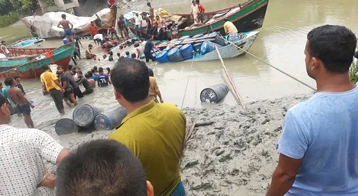 মোড়েলগঞ্জে কোটি টাকার মালামাল নিয়ে ট্রলার ডুবি