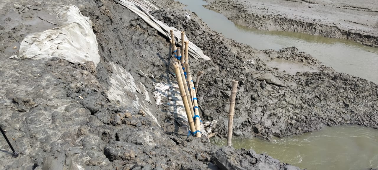 শ্যামনগরে বাঁধ কাটতে বাধা দেয়ায় পাউবো কর্মকর্তাকে যুবলীগ নেতার হুমকি