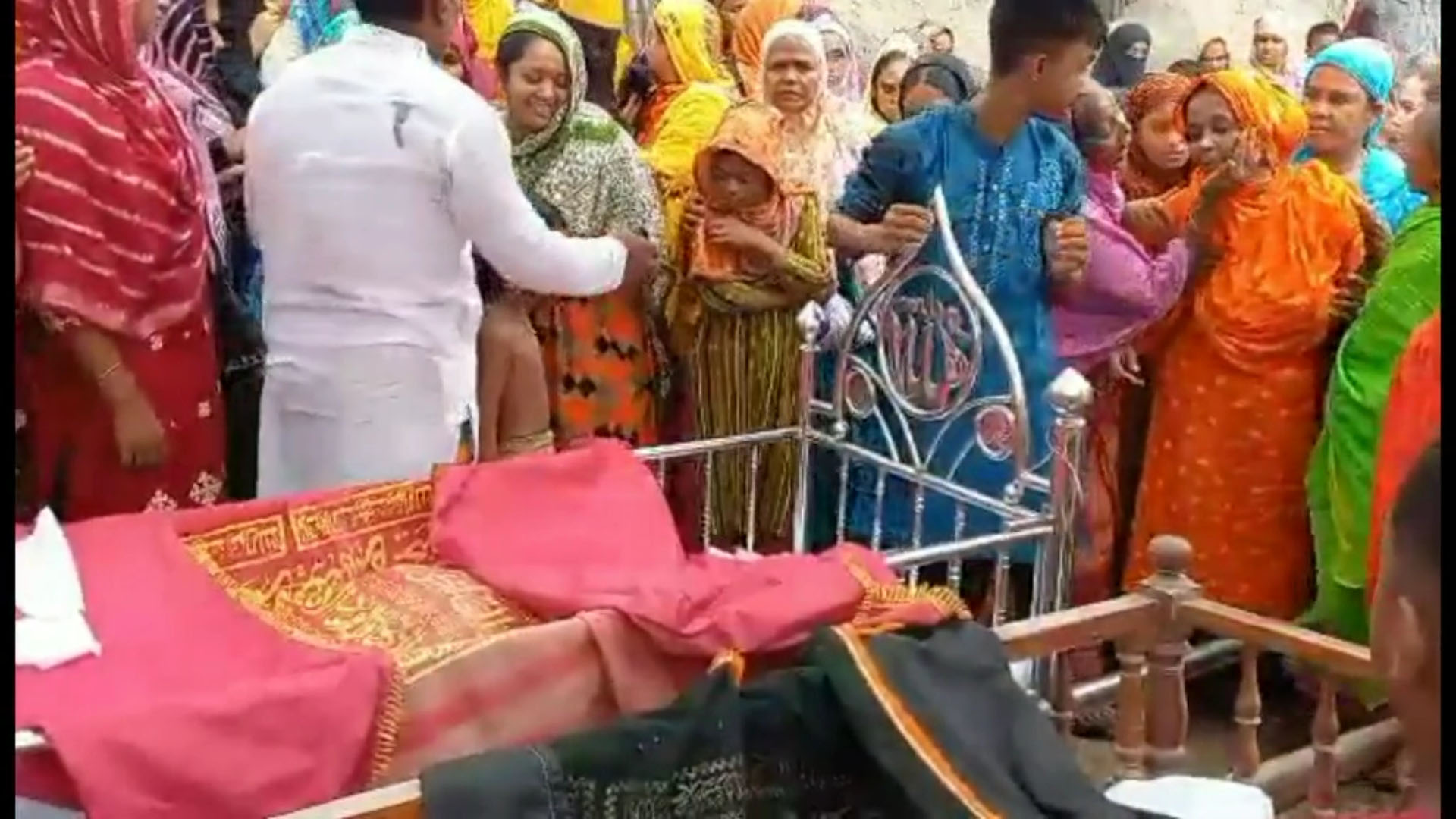 সিংড়ায় মাছ ধরতে গিয়ে বজ্রপাতে নানা-নাতির মৃত্যু