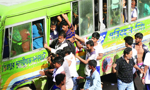 রাজধানীতে একেবারে বাস কম, গুনতে হচ্ছে বেশি ভাড়া