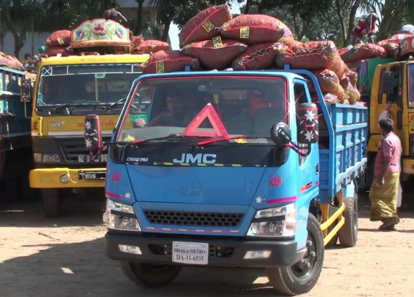 হিলি দিয়ে ভারত থেকে কাঁচা মরিচ আমদানি শুরু, খুচরা বাজারে কমেছে দাম