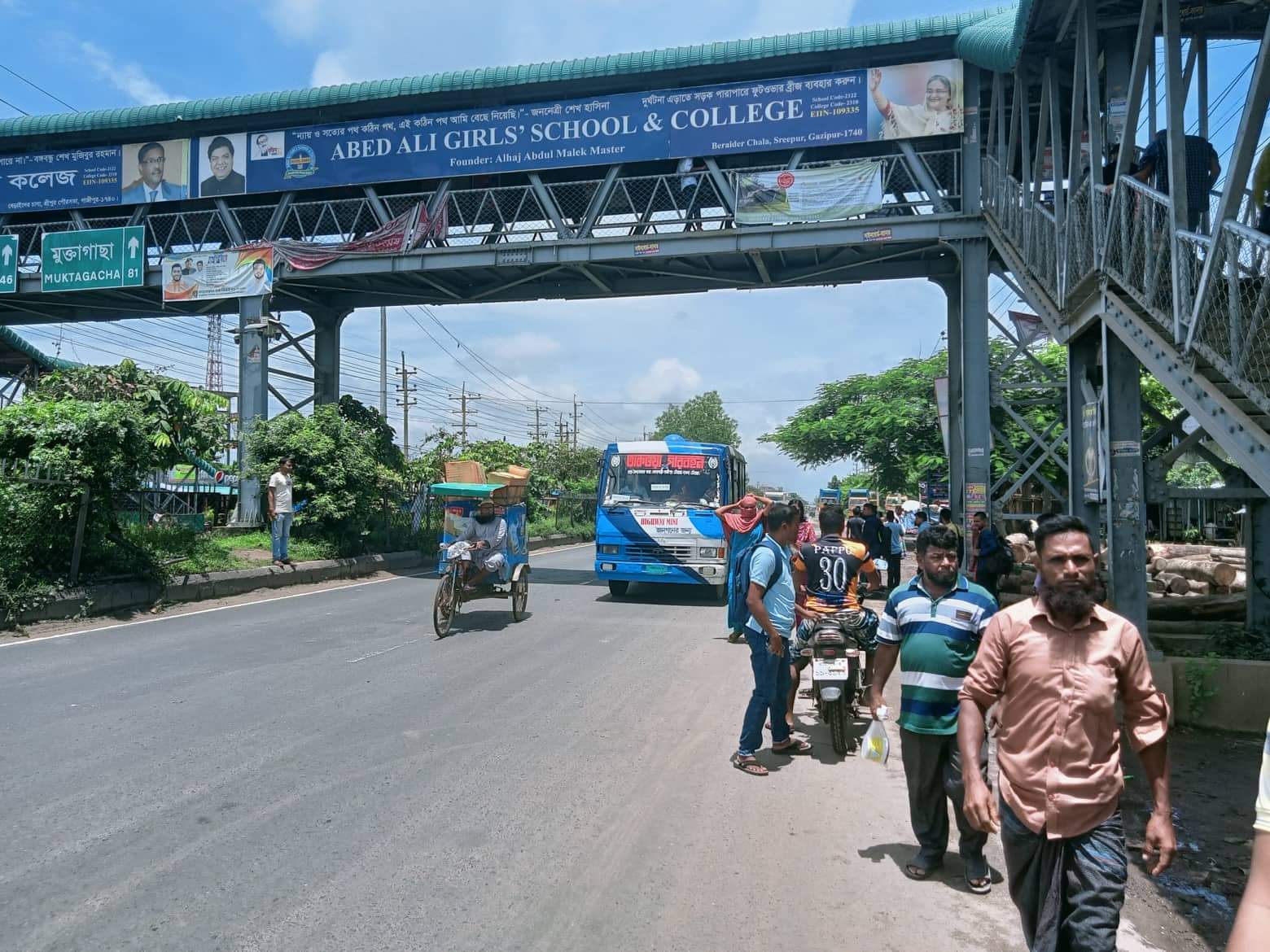 গাজীপুরে ফাঁকা সড়কে দীর্ঘসময় অপেক্ষা করেও গাড়ি মিলছে না