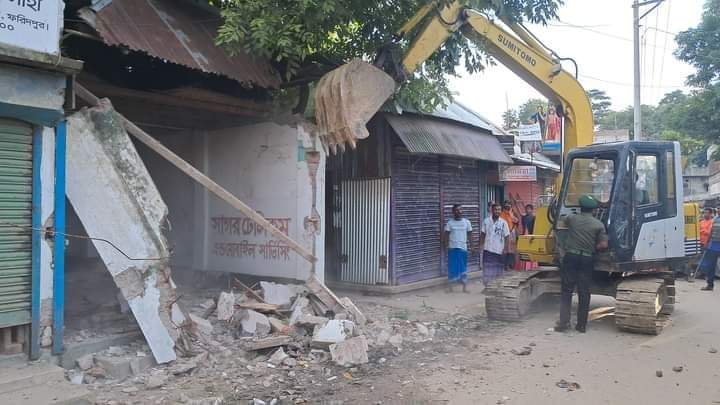 সালথায় দোকানঘর উচ্ছেদ, ২০ বছর পর রাস্তা পুনঃউদ্ধার