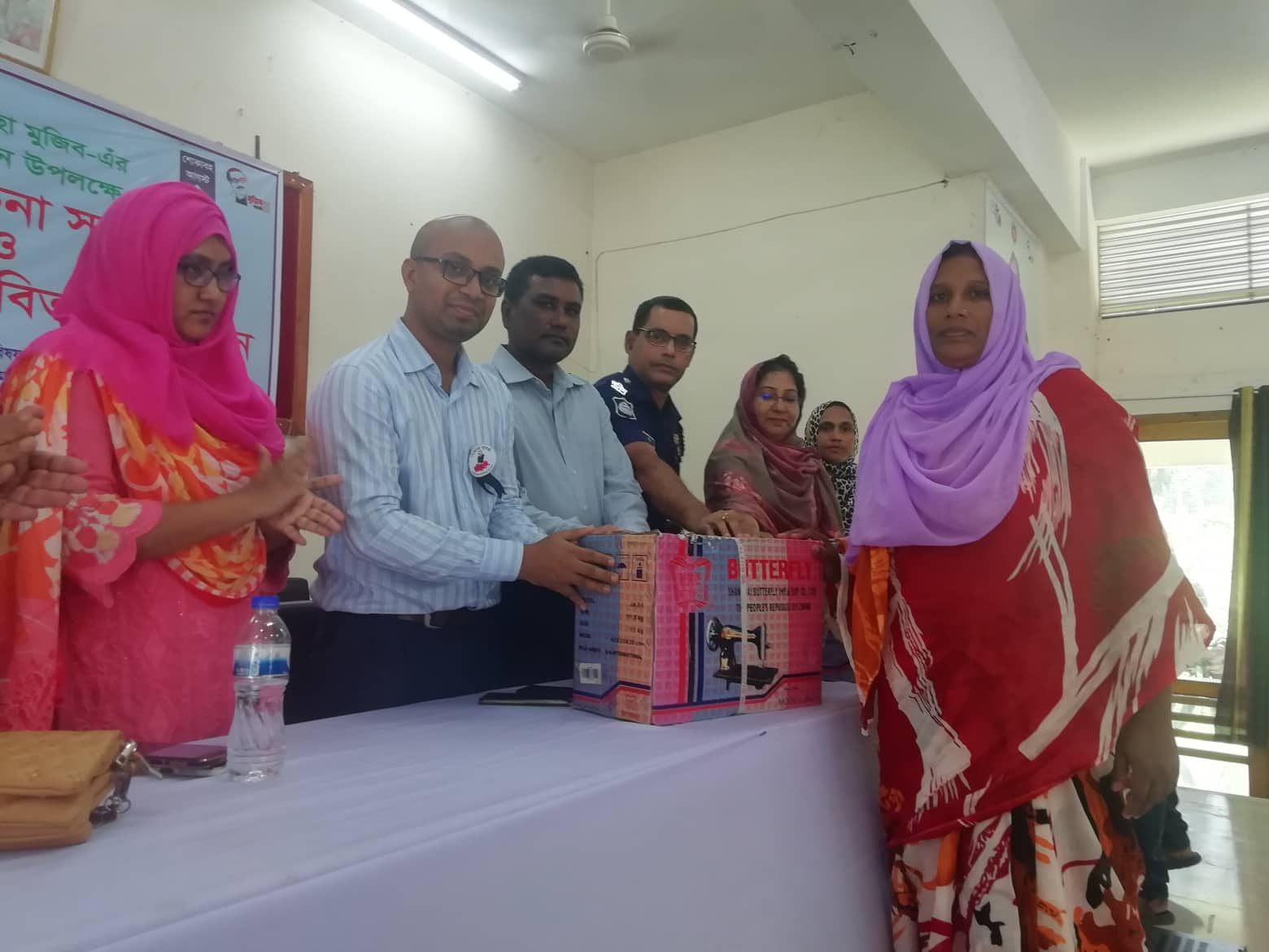 কিশোরগঞ্জে বঙ্গমাতার জন্মদিন উপলক্ষে শেলাই মেশিন বিতরণ