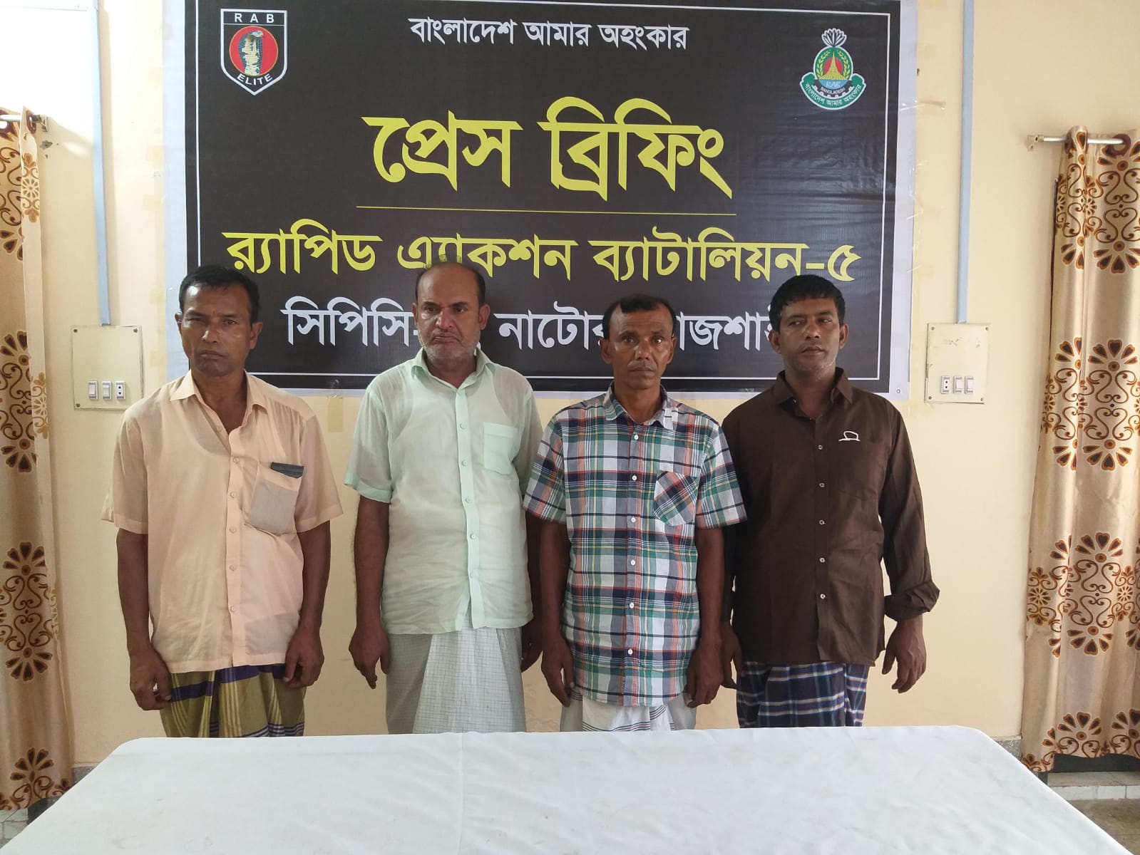 নাটোর অজ্ঞান-মলম পার্টি ও ছিনতাইকারী চক্রের হোতাসহ গ্রেপ্তার ৪