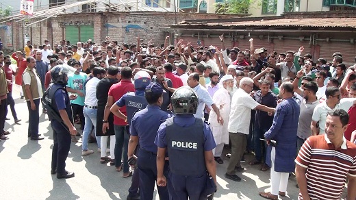 নাটোরে পুলিশের বাঁধা উপেক্ষা করে বিএনপির মিছিল, লাঞ্চিত এটিএন বাংলার ক্যামেরাপার্সন