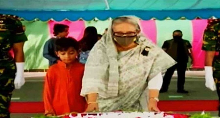 টুঙ্গিপাড়ায় বঙ্গবন্ধুর প্রতিকৃতিতে প্রধানমন্ত্রীর শ্রদ্ধা নিবেদন