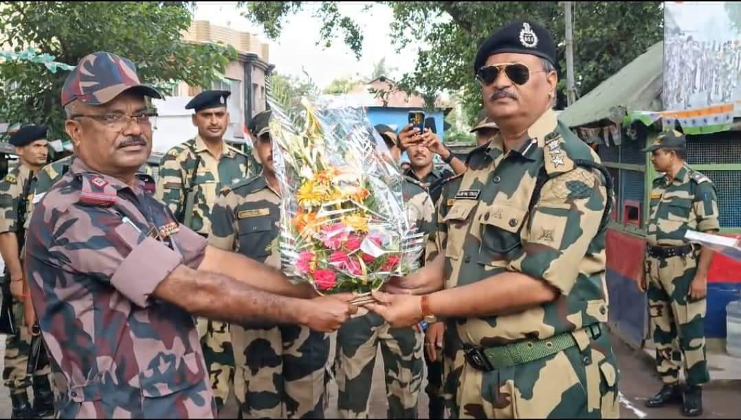 ভারতের স্বাধীনতা দিবস উপলক্ষে বিজিবিকে মিষ্টি দিয়ে শুভেচ্ছা জানালো বিএসএফ