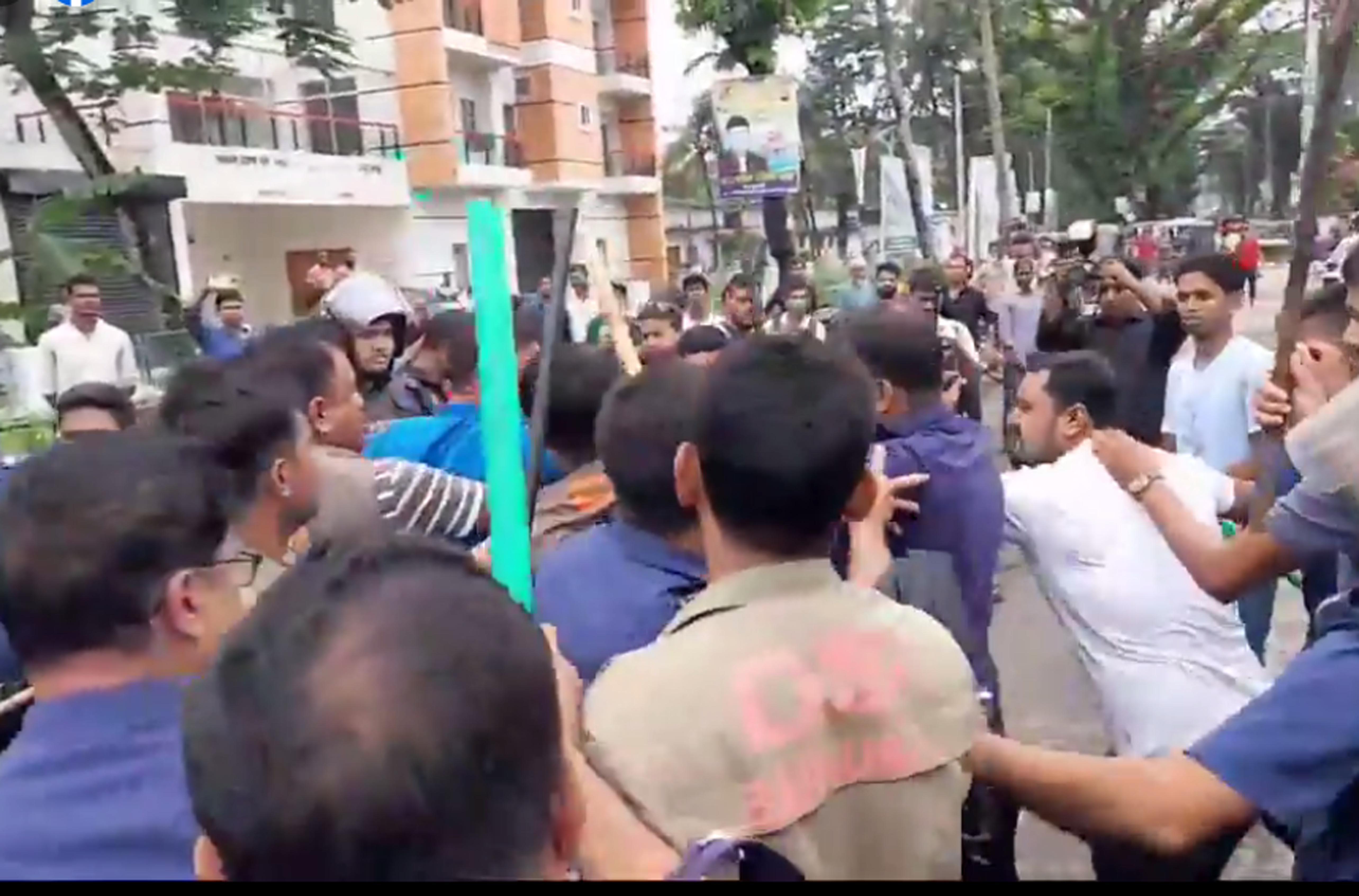 বরগুনায় শোক দিবসে ছাত্রলীগের দুই গ্রুপের সংঘর্ষ