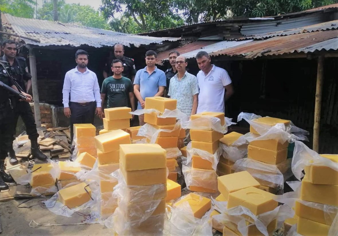 নাটোর ৪ প্রতিষ্ঠানকে ৩ লাখ ৫ হাজার টাকা জরিমানা