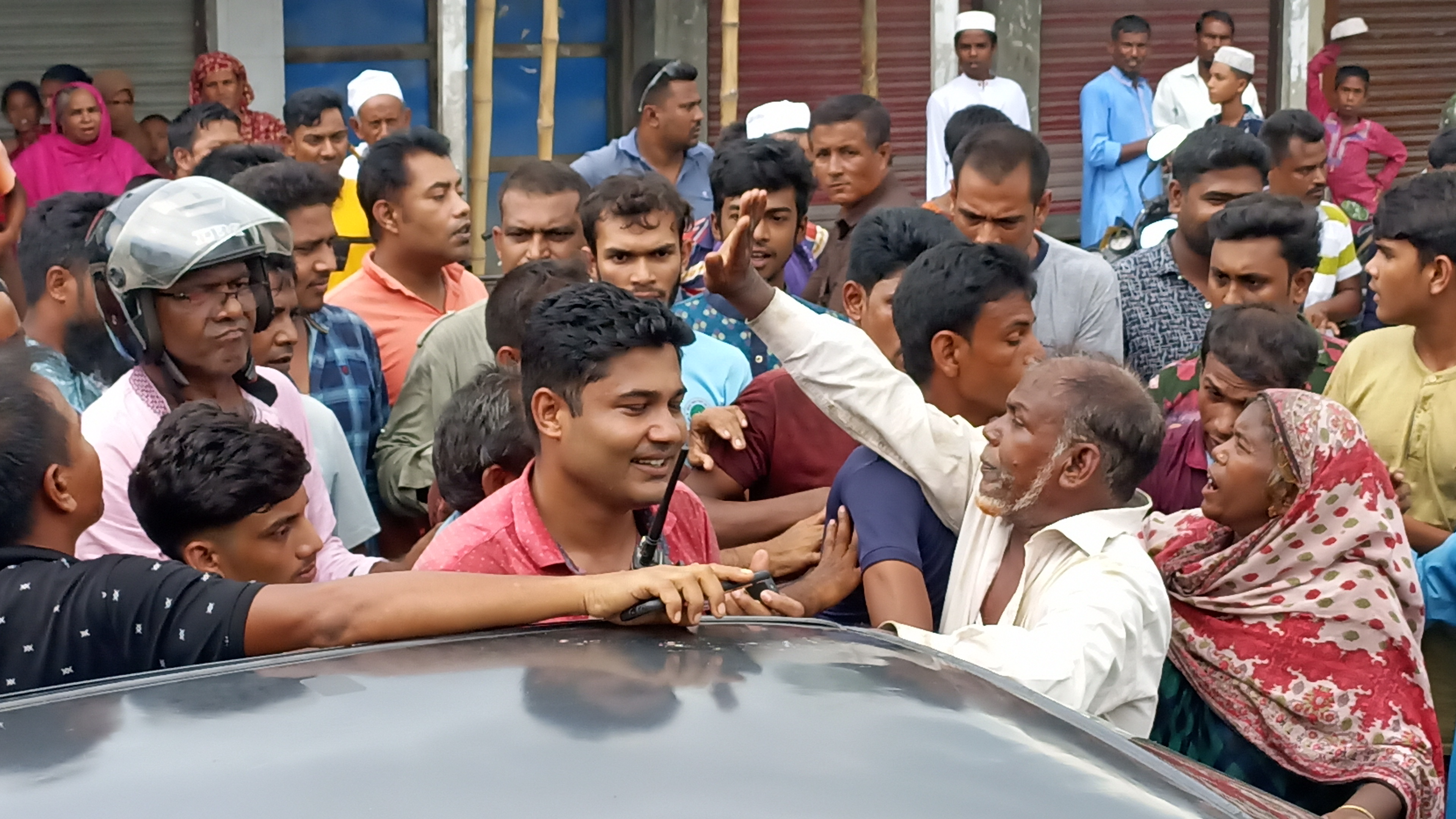পুলিশের সামনে ফেন্সিডিলেরর বস্তা ছিনিয়ে খেলেন মাদকসেবীরা