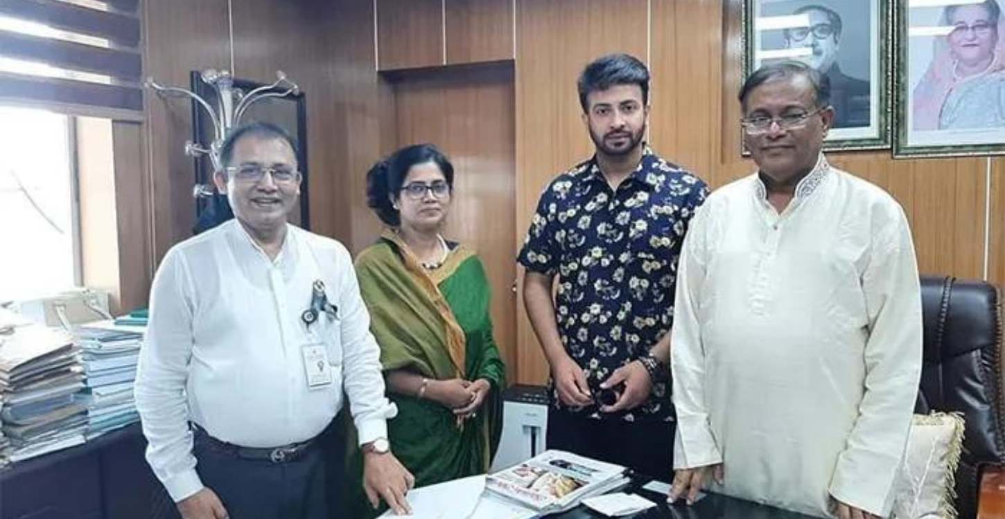 হঠাৎ তথ্য মন্ত্রণালয়ে শাকিব খান