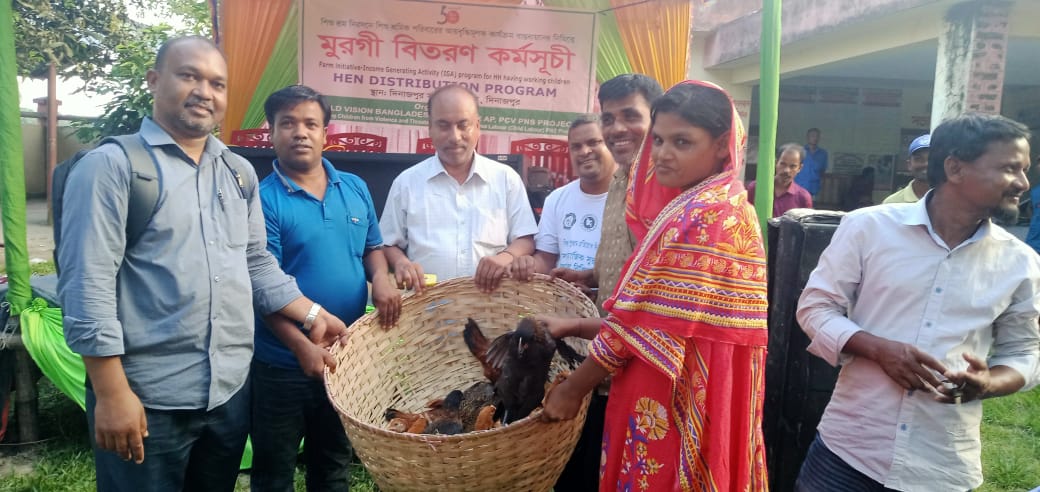 শিশু শ্রম নিরসনে দিনাজপুরে ওয়ার্ল্ড ভিশনের উদ্যোগে মুরগি বিতরণ