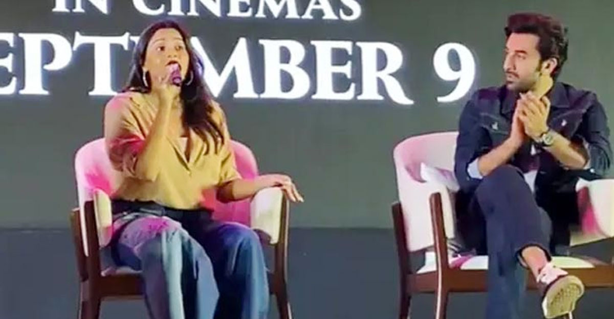 ‘কেসারিয়া’গাইলেন আলিয়া, পাশে বসে রণবীরের উল্লাস!