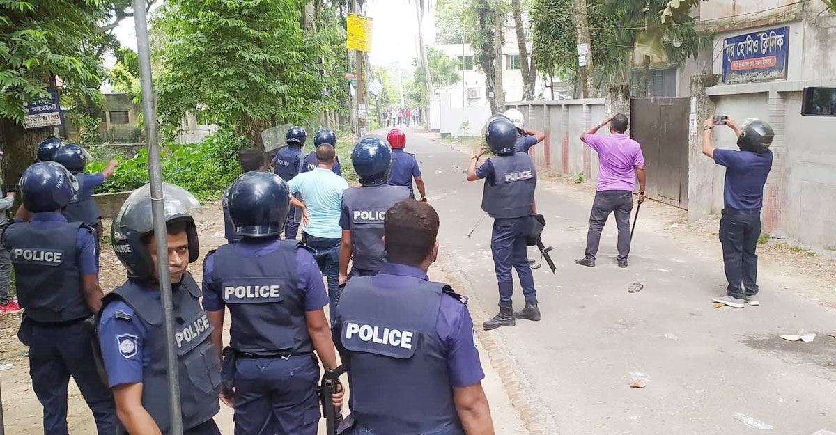 মানিকগঞ্জে বিএনপি-পুলিশের পাল্টাপাল্টি ধাওয়া, টিয়ারশেল নিক্ষেপ
