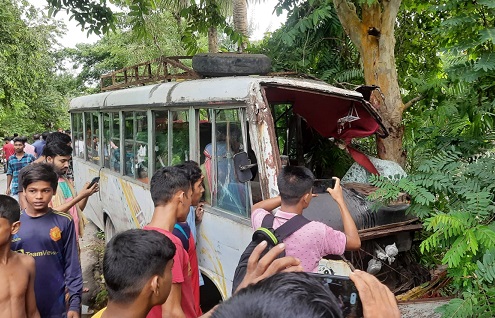 মোরেলগঞ্জে গাছের সাথে যাত্রীবাহীবাসে ধাক্কা, আহত ২০