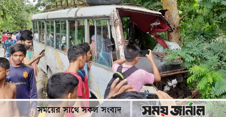 মোরেলগঞ্জে গাছের সঙ্গে যাত্রীবাহী বাসের ধাক্কা, আহত ২৫
