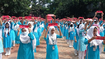 নাটোরে শিক্ষার্থীদের বাল্যবিবাহ বিরোধী সমাবেশ ও লাল কার্ড প্রদর্শন