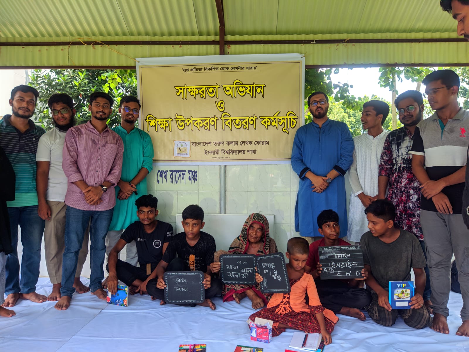 আগে কখনো কলম-চক ধরেনি ষাটোর্ধ্ব মালা খাতুন