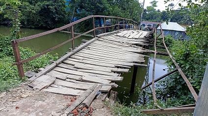 মোরেলগঞ্জে ৪ গ্রামের একমাত্র ভরসা কাঠের ভাঙ্গা সেতু