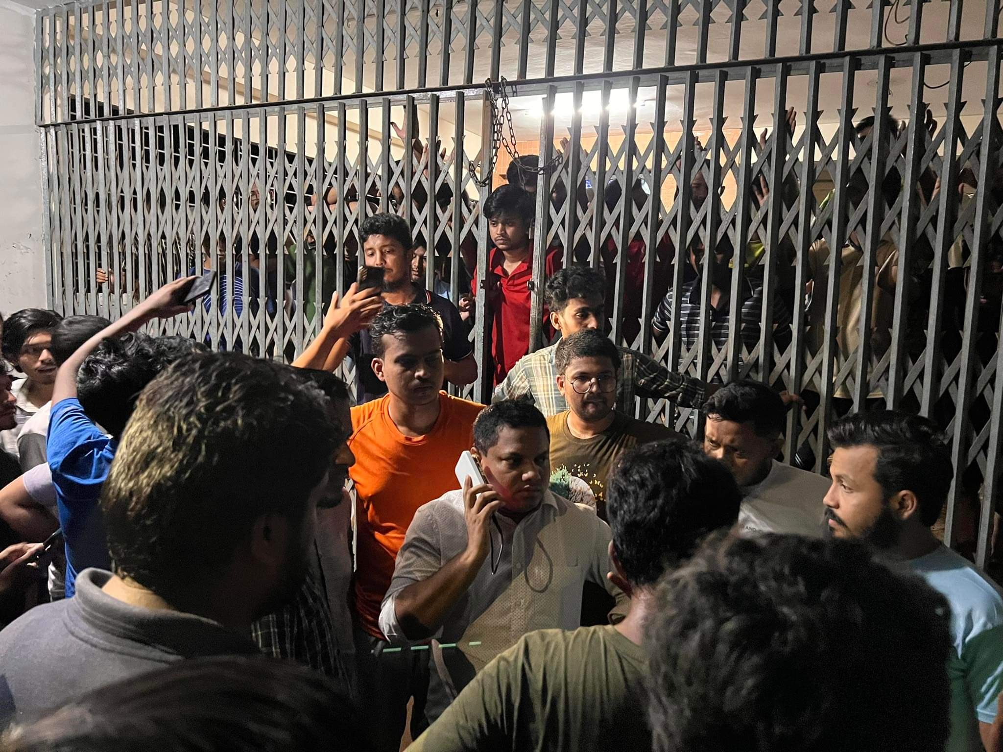 পূর্ব ঘটনার জের ধরে কুবিতে দুই হলের মধ্যে ধাওয়া পাল্টা ধাওয়া; আহত ১৫