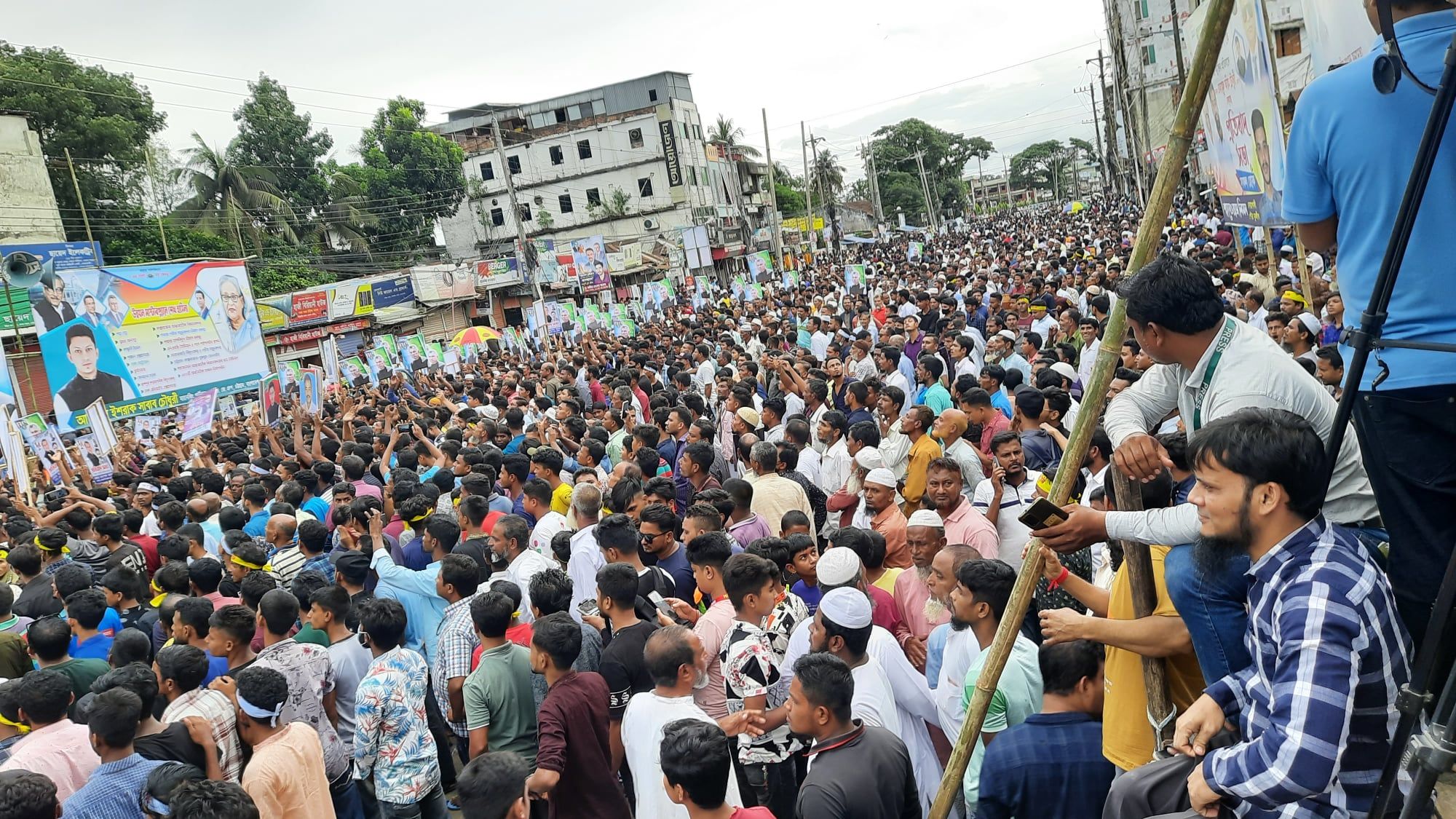 প্রধানমন্ত্রীকে নিয়ে কটূক্তির প্রতিবাদে নোয়াখালীতে মানুষের ঢল