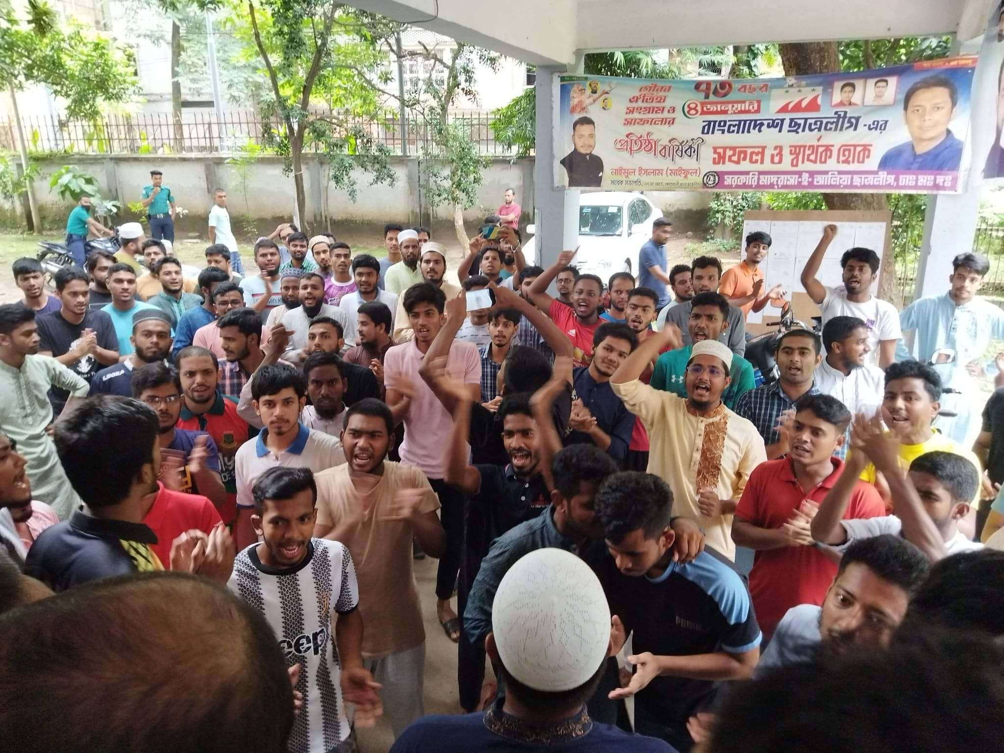 জমি দখলের চেষ্টার প্রতিবাদে আলিয়া মাদ্রাসা ছাত্রদের বিক্ষোভ