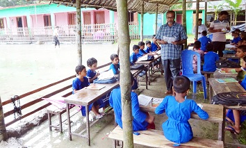 মোরেলগঞ্জে পলিথিনের ছাপড়া ঘরে  হাঁটু পানিতে শিক্ষার্থীদের পাঠদান