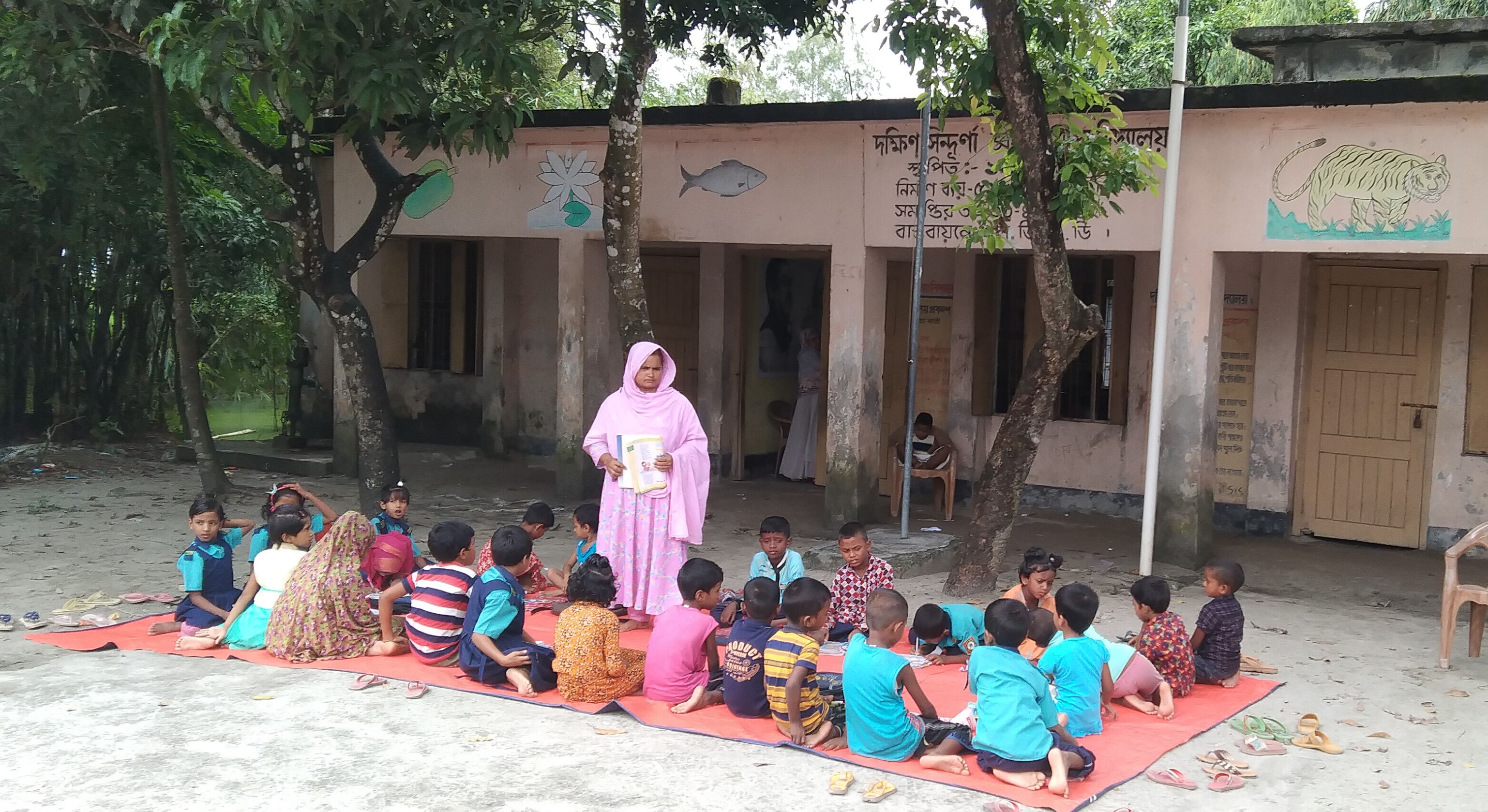 একটি শ্রেণী কক্ষে তিনিটি ক্লাসের পাঠদান