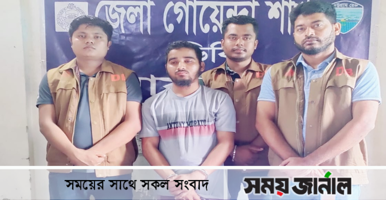 নোয়াখালীতে অস্ত্র রেখে প্রতিপক্ষকে ফাঁসাতে গিয়ে নিজেই ফাঁসলেন