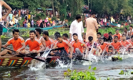 টুঙ্গিপাড়ায় দুই দিন ব্যাপী নৌকাবাইচ ও মেলা অনুষ্ঠিত