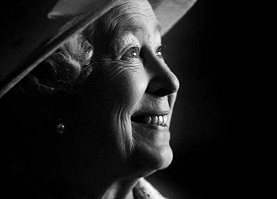 স্বামীর পাশে সমাহিত হলেন রানি