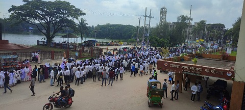 স্কুল ছাত্রীকে ধর্ষণের পর গলাকেটে হত্যার প্রতিবাদে উত্তাল নোয়াখালী