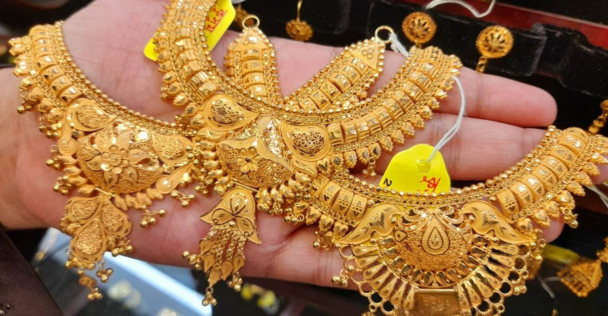 সোনার দাম আরও কমলো